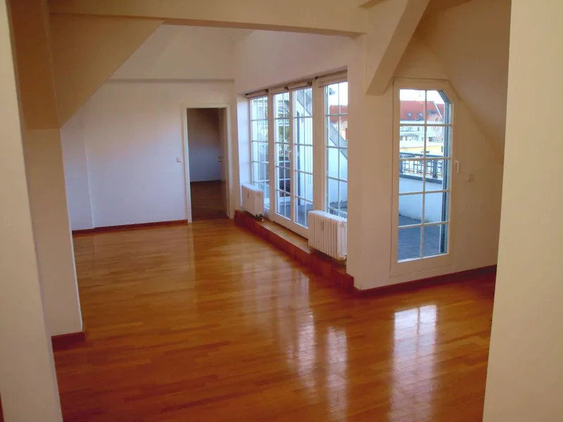 Sanierte lichtdurchflutete 4-Zi  DG-Wohnung in der Nähe vom Olivaer Platz — photo 1